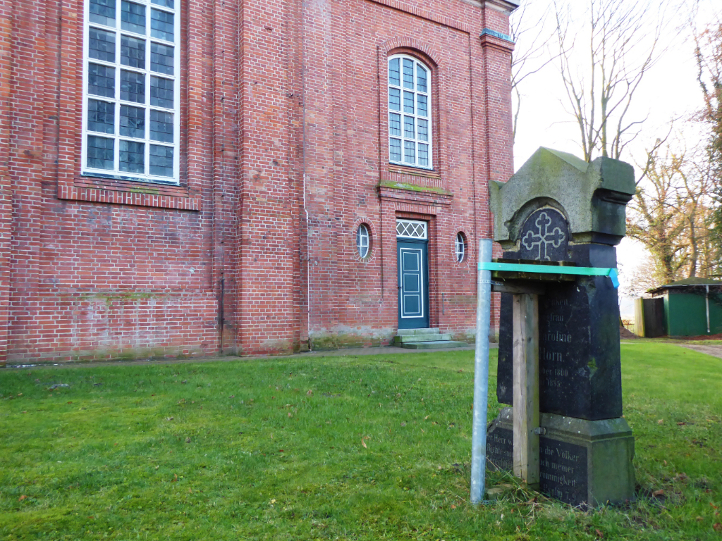 Instandsetzung des Grabsteins der "Jungfrau von Horn" auf dem Billwerder Friedhof